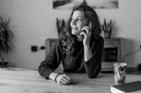 Les soirées de poker communautaires se déplacent en ligne alors que des amis utilisent des applications et la vidéo pour recréer l’ambiance d’une partie à la maison